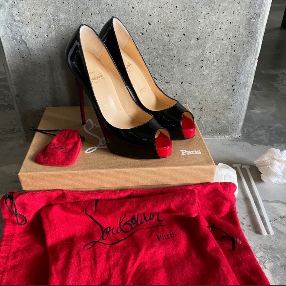 NEW Very Privé Peep-Toe Patent Leather Pumps